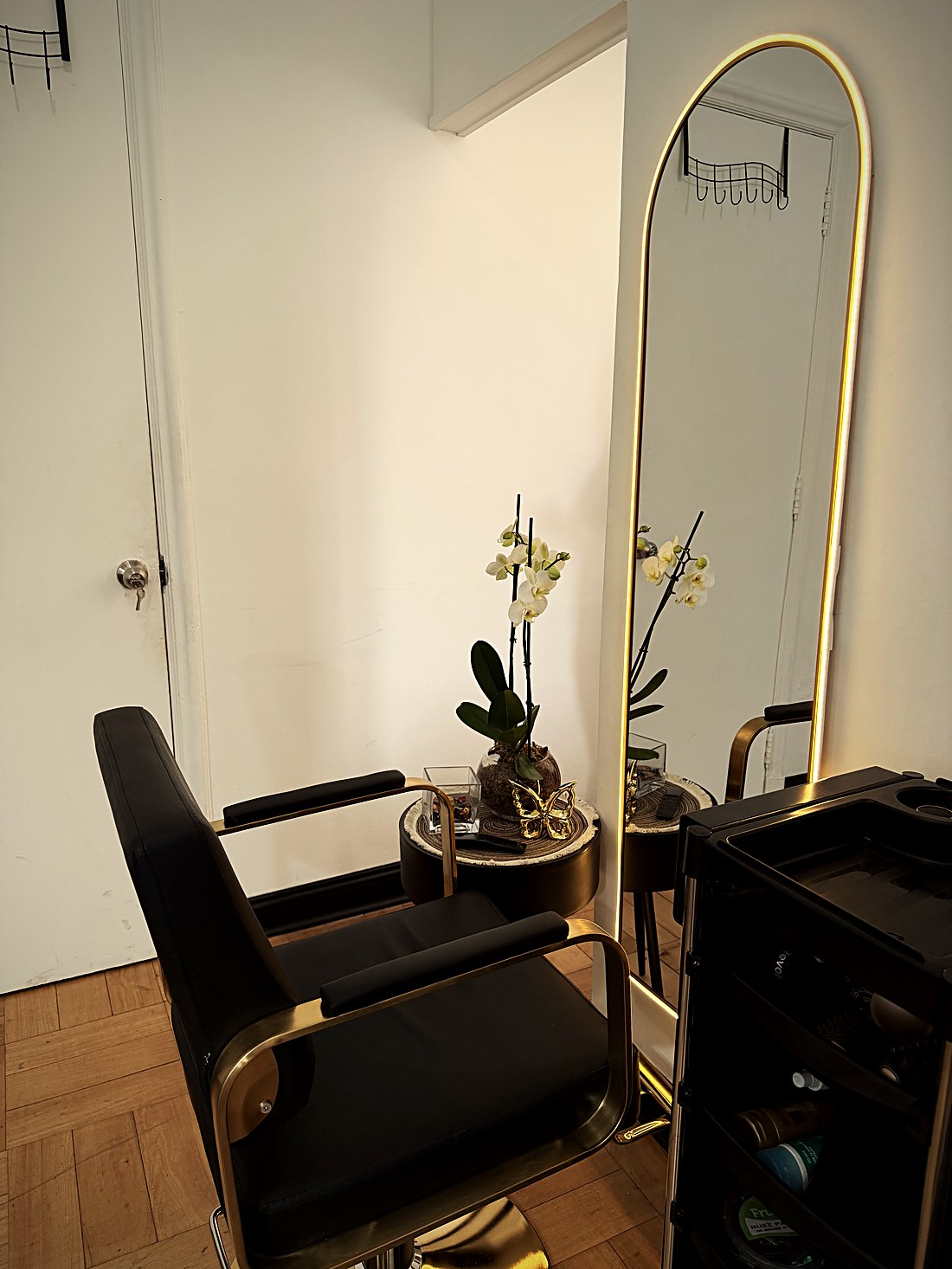 Estación de styling con espejo dorado